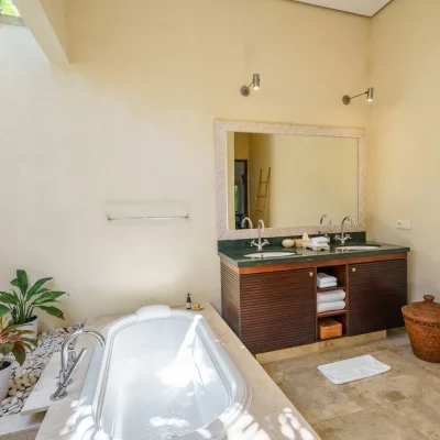 1e – Villa Emmy – Bathroom with a bathtub Villa Emmy - Villa Gallery