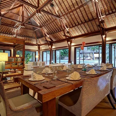 04 Casa Evaliza – Dining area overlooking the pool and lawn_11zon Villa Casa Evaliza - Villa Gallery