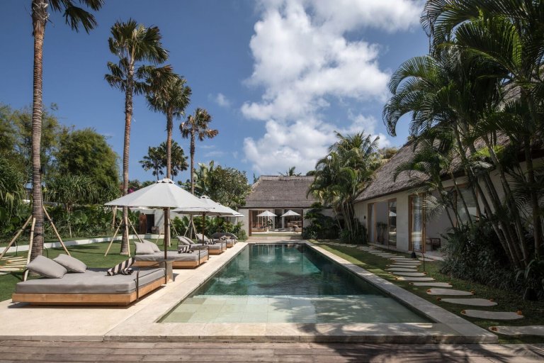 villa massilia dua pool view