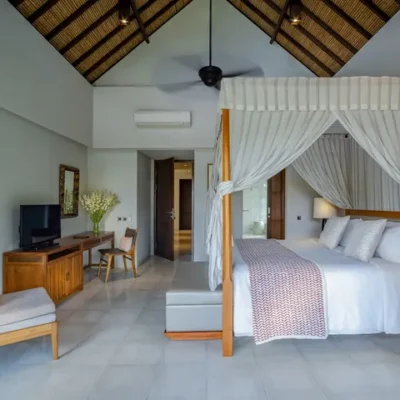 006 Seseh Beach Villa II – Four-poster king bed Seseh Beach Villa Two - Villa Gallery