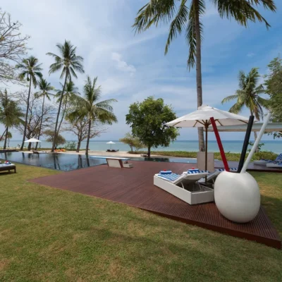 2.%20Villa%20Sapi%20-%20Garden%20and%20sunloungers Villa Sapi - Bali Villa